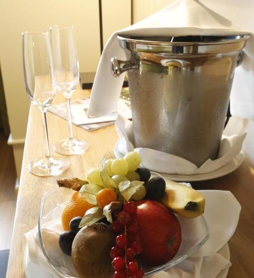 ホテル Weinkastell Zum Weissen Ross