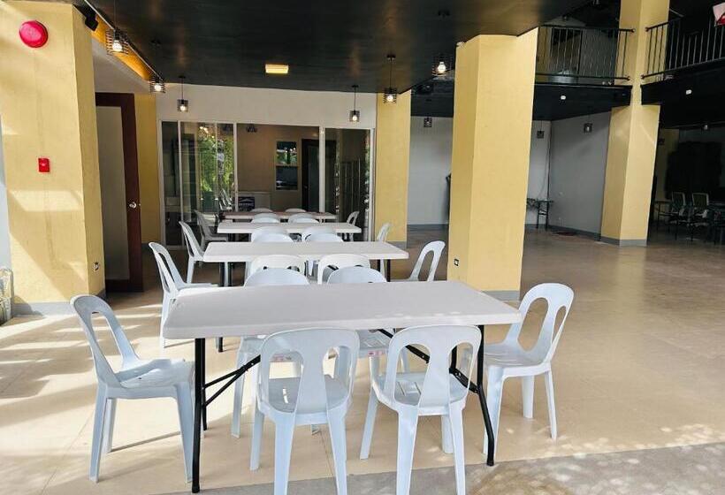 هاستل Camp Backpackers Port Barton