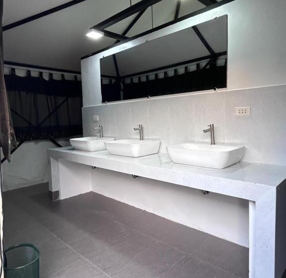 هاستل Camp Backpackers Port Barton