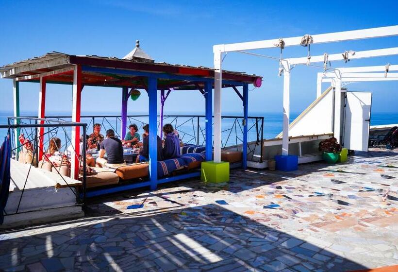 تختخواب و صبحانه Adventurekeys Surf Yoga Cowork