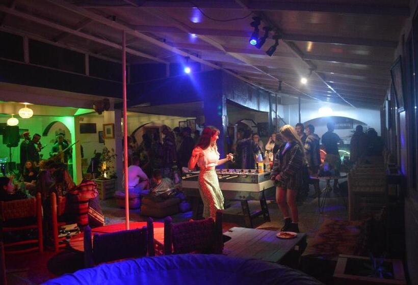 تختخواب و صبحانه Adventurekeys Surf Yoga Cowork