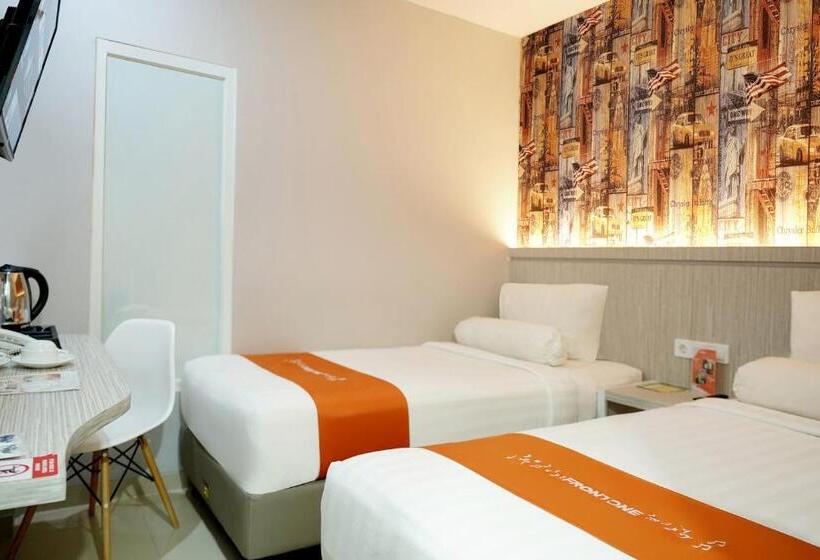 Front One Hotel Sragen