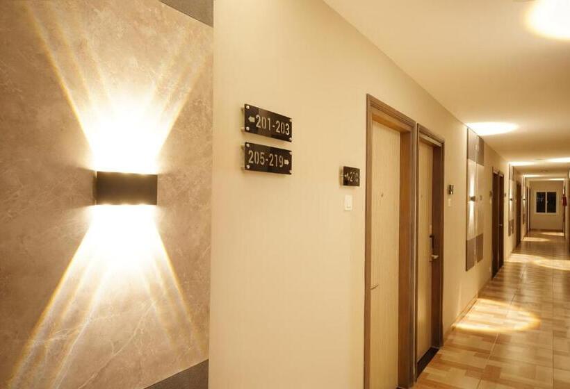 Front One Hotel Sragen