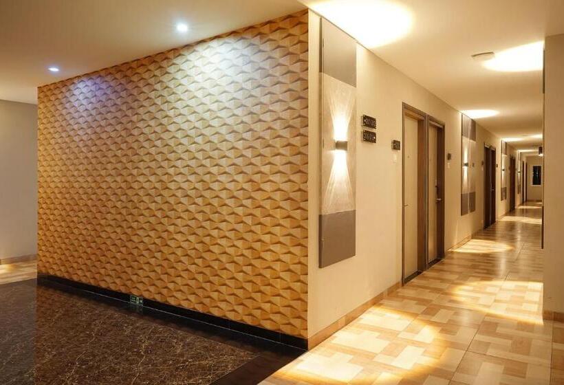 Front One Hotel Sragen