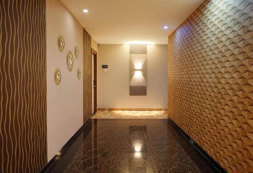 Front One Hotel Sragen