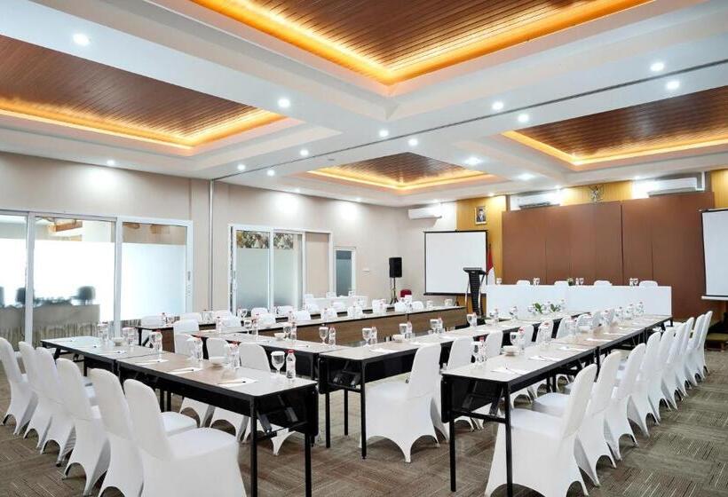 Front One Hotel Sragen