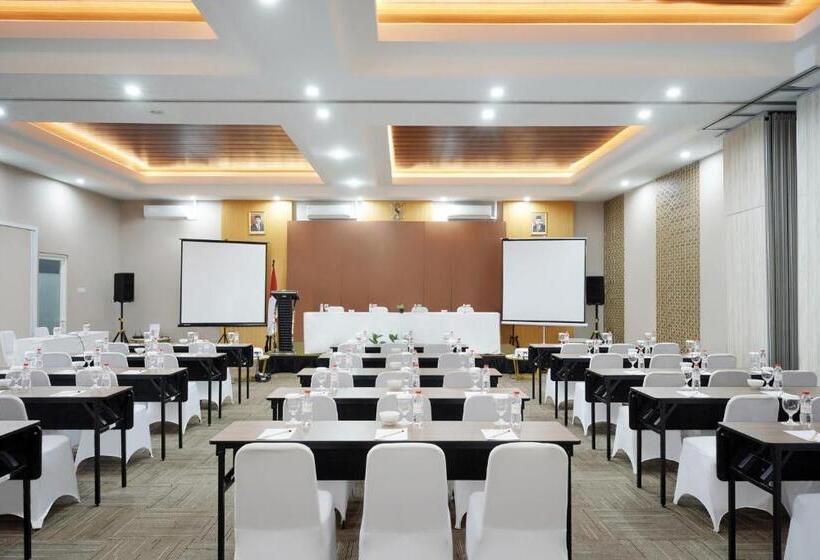 Front One Hotel Sragen