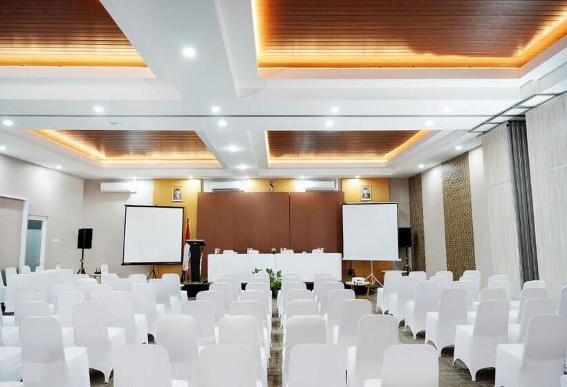 Front One Hotel Sragen