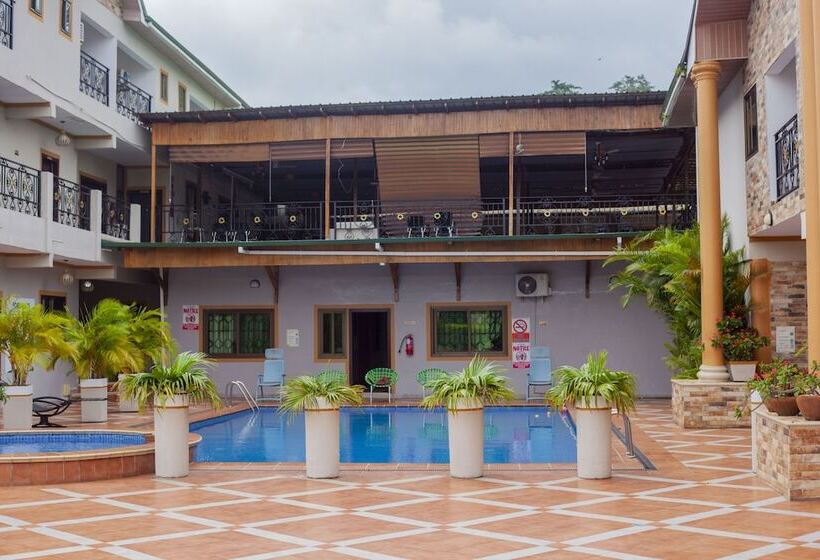 فندق Adwoa Asantewaa Memorial