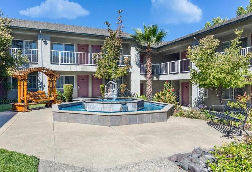 ホテル Creekside Inn & Suites