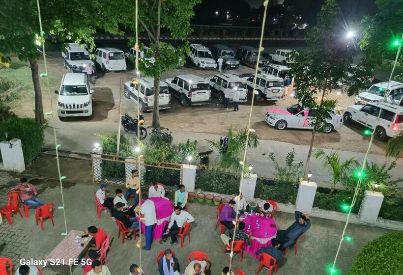 فندق New Gurudeo Basera And Family Restaurant