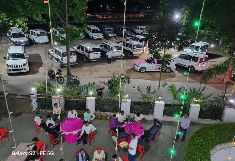 فندق New Gurudeo Basera And Family Restaurant