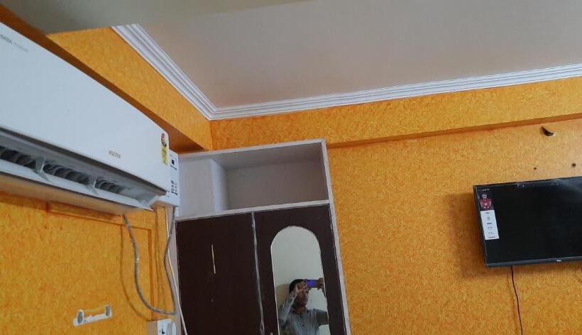 فندق New Gurudeo Basera And Family Restaurant