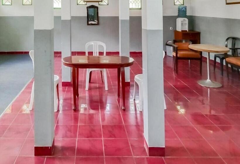 호텔 Villa Anyelir Yustik Mitra Reddoorz