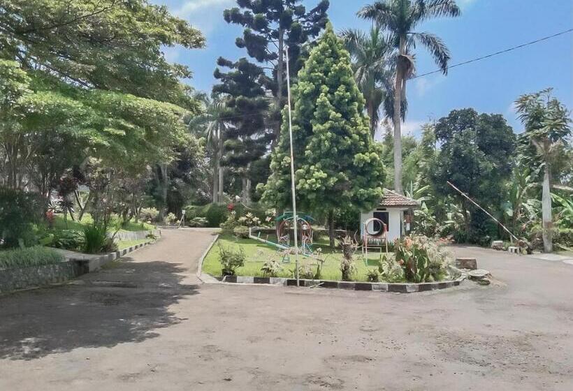 호텔 Villa Anyelir Yustik Mitra Reddoorz