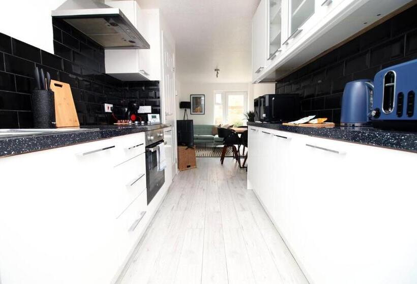 بنسيون 4 Br With Free On Street Parking