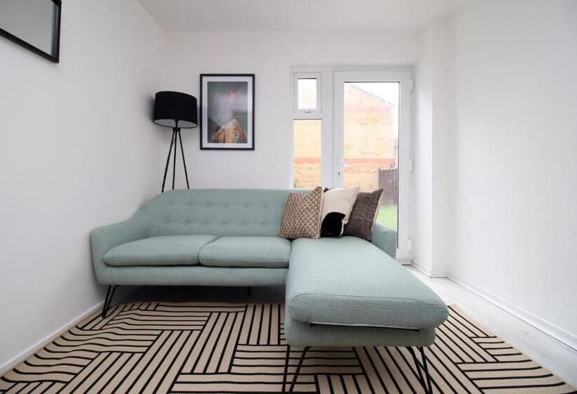 بنسيون 4 Br With Free On Street Parking