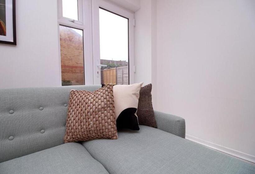 بنسيون 4 Br With Free On Street Parking