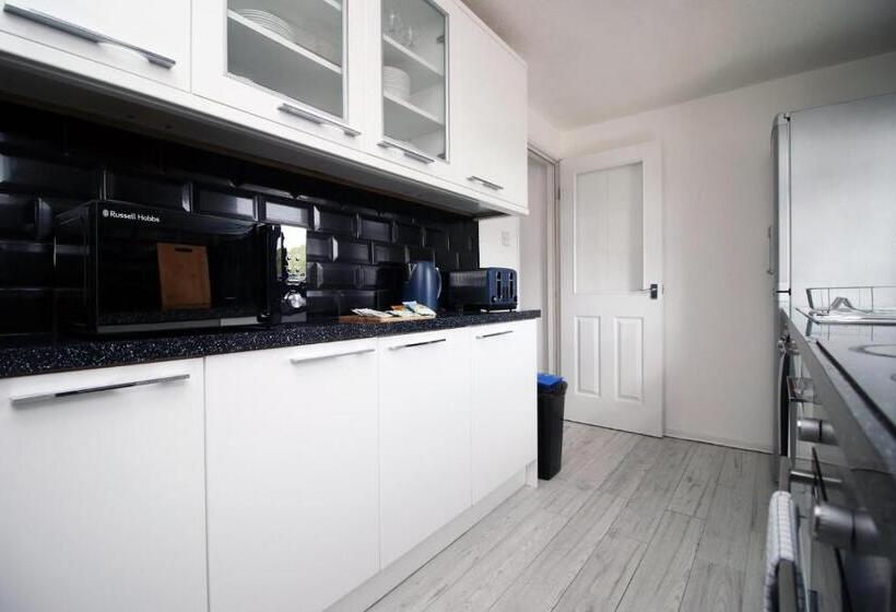 بنسيون 4 Br With Free On Street Parking