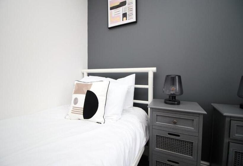 פנסיון 4br Modern House | Free Parking | Cohost Partners