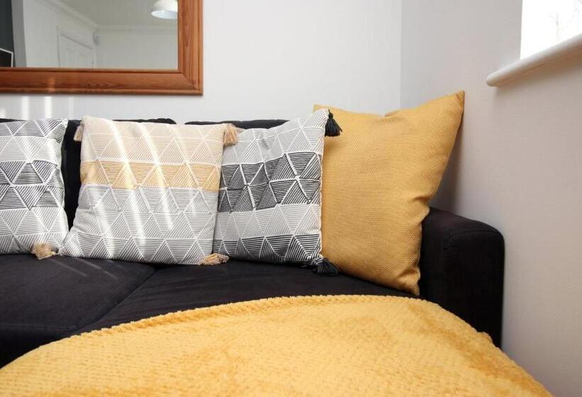 פנסיון 4br Modern House | Free Parking | Cohost Partners