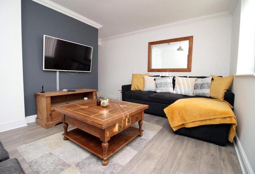 פנסיון 4br Modern House | Free Parking | Cohost Partners