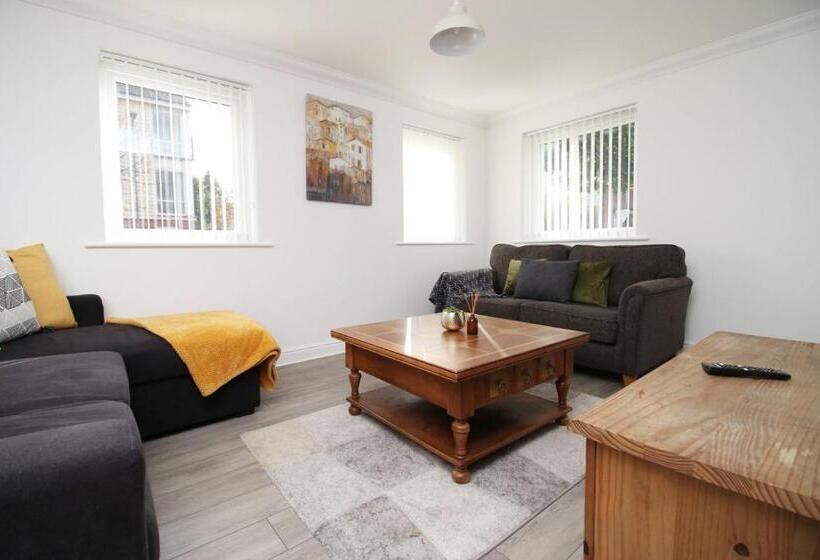 פנסיון 4br Modern House | Free Parking | Cohost Partners