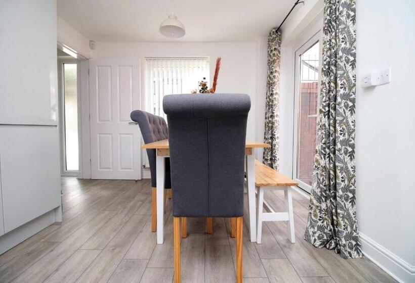 פנסיון 4br Modern House | Free Parking | Cohost Partners