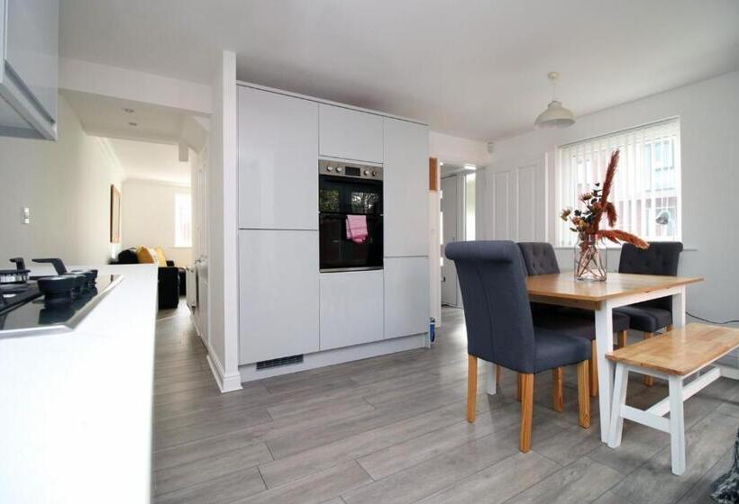 פנסיון 4br Modern House | Free Parking | Cohost Partners