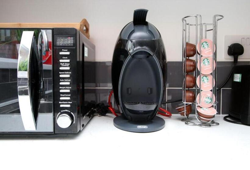 פנסיון 4br Modern House | Free Parking | Cohost Partners