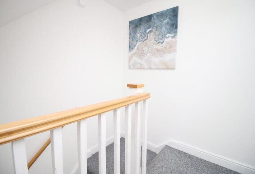 פנסיון 4br Modern House | Free Parking | Cohost Partners