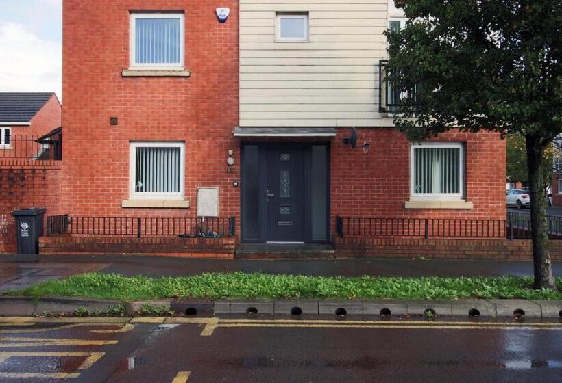 פנסיון 4br Modern House | Free Parking | Cohost Partners