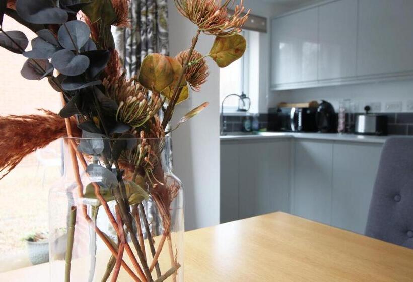 פנסיון 4br Modern House | Free Parking | Cohost Partners