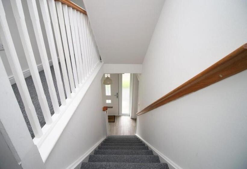 פנסיון 4br Modern House | Free Parking | Cohost Partners