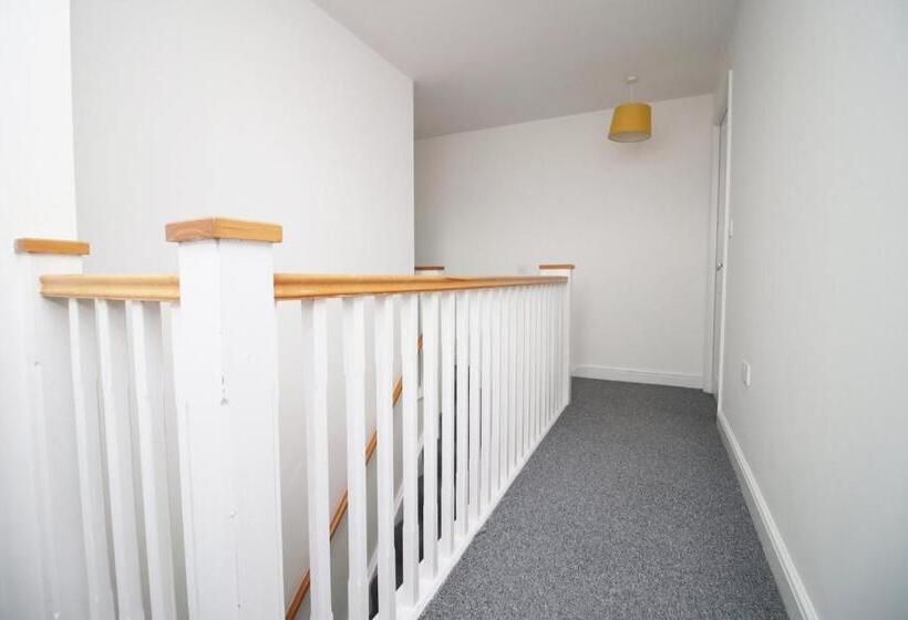 פנסיון 4br Modern House | Free Parking | Cohost Partners