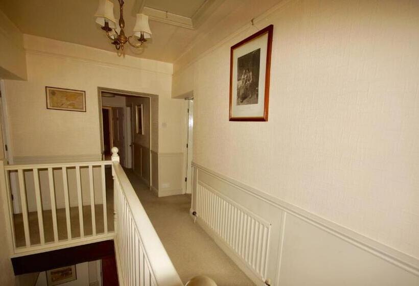 بنسيون Clyde House