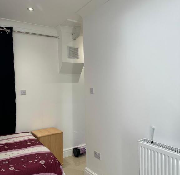 بنسيون Luxury Ensuite Studio In Crayford Dartford Bexley London With Full Kitchen And Side Garden Alleyway