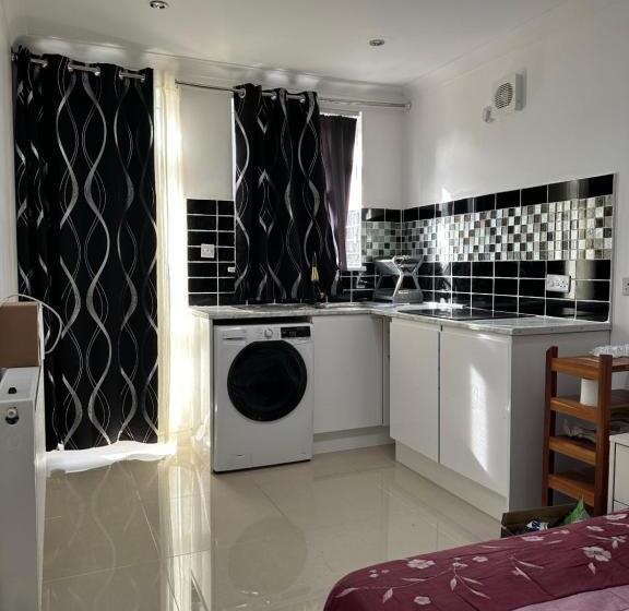 بنسيون Luxury Ensuite Studio In Crayford Dartford Bexley London With Full Kitchen And Side Garden Alleyway