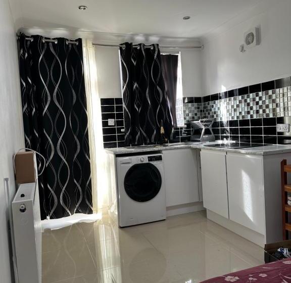 بنسيون Luxury Ensuite Studio In Crayford Dartford Bexley London With Full Kitchen And Side Garden Alleyway