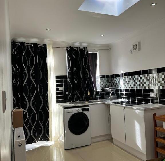 膳宿费 Luxury Ensuite Studio In Crayford Dartford Bexley London With Full Kitchen And Side Garden Alleyway