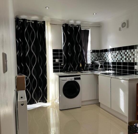 بنسيون Luxury Ensuite Studio In Crayford Dartford Bexley London With Full Kitchen And Side Garden Alleyway