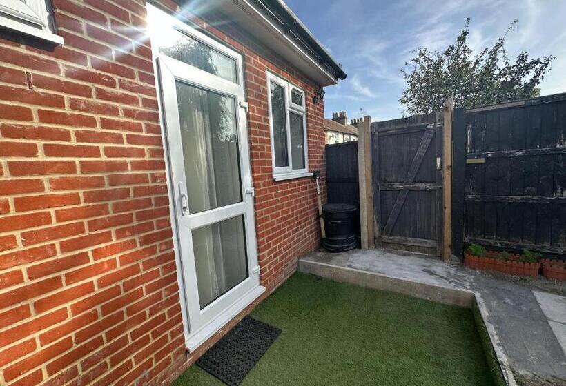 بنسيون Luxury Ensuite Studio In Crayford Dartford Bexley London With Full Kitchen And Side Garden Alleyway
