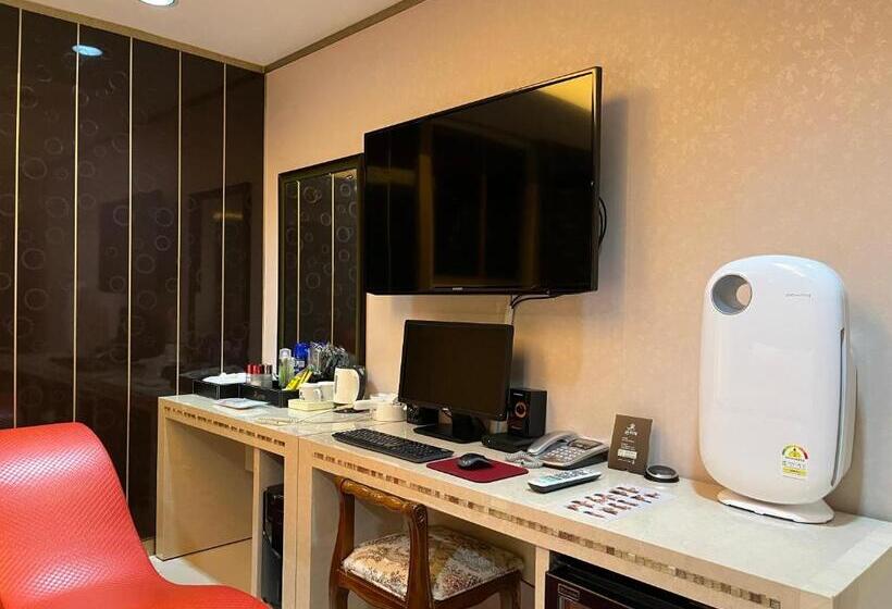 Queen Drive In Motel