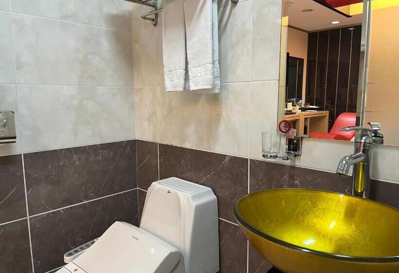 Queen Drive In Motel