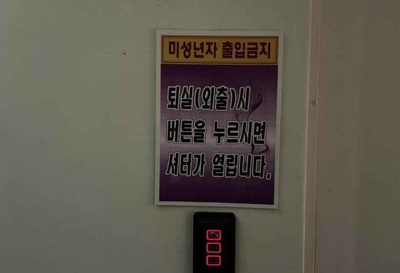 Queen Drive In Motel