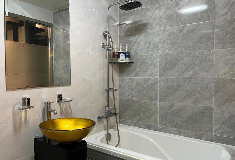 Queen Drive In Motel