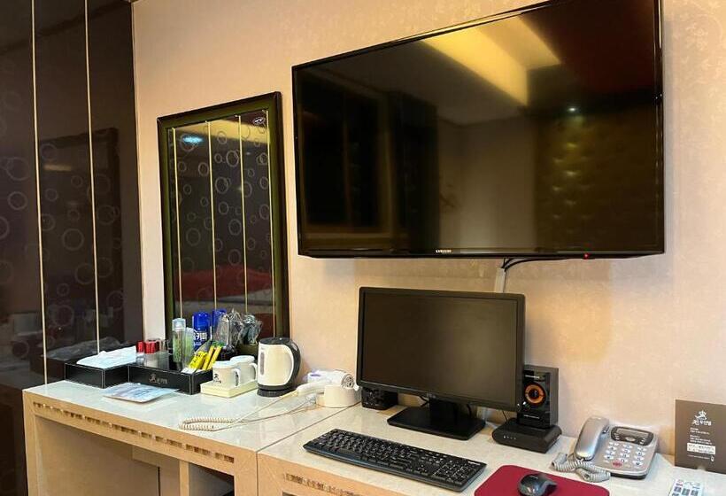 Queen Drive In Motel