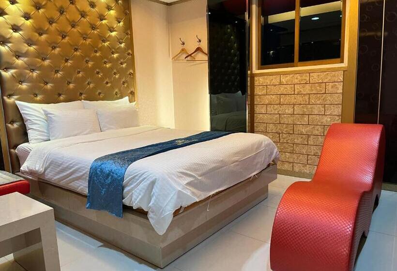 Queen Drive In Motel