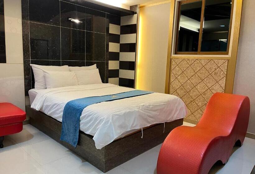 Queen Drive In Motel