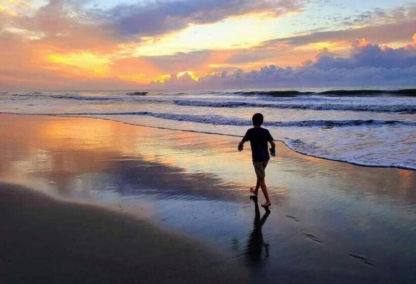 Stay On The Beach! Wonderful Location!